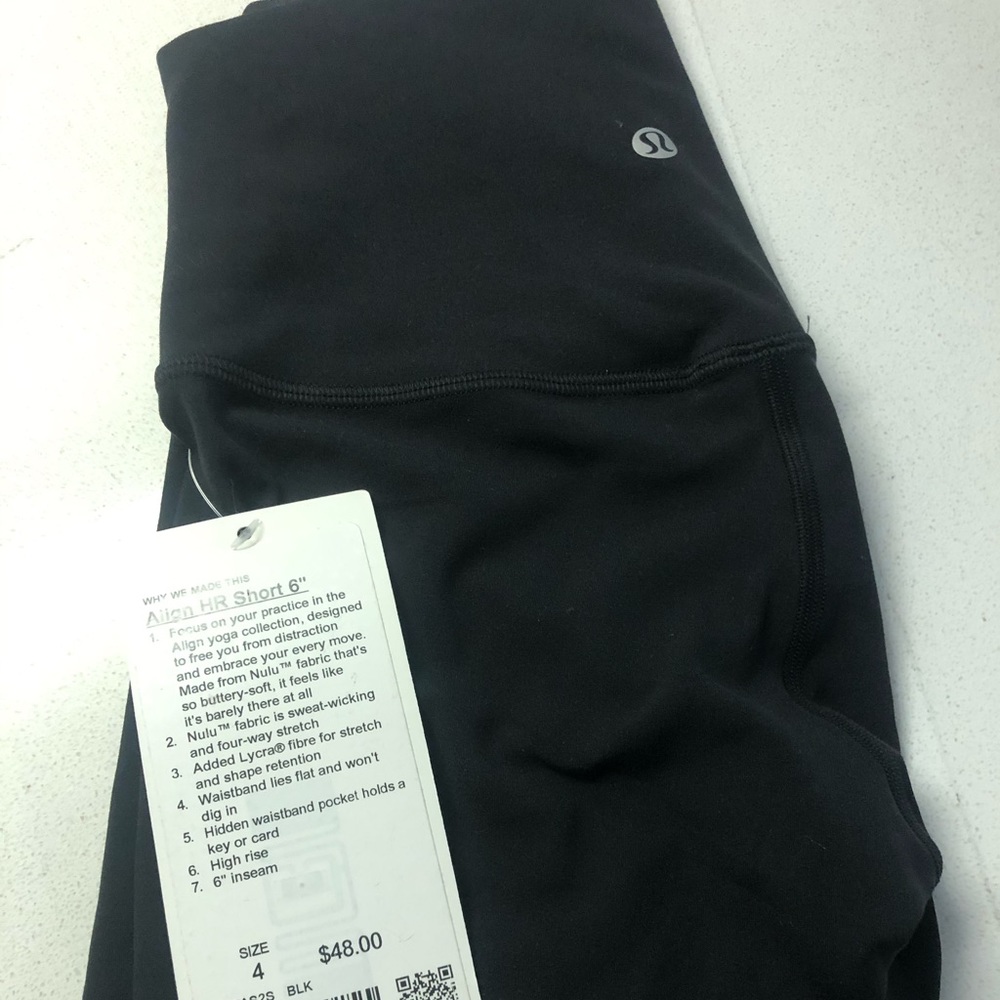 Align short in black size 4